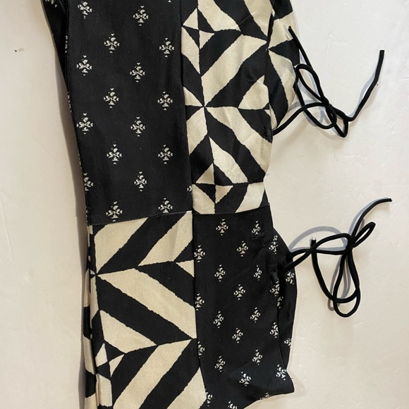 NWOT Urban Outfitters size large crop top self ties black/cream contrasting - Picture 2 of 7